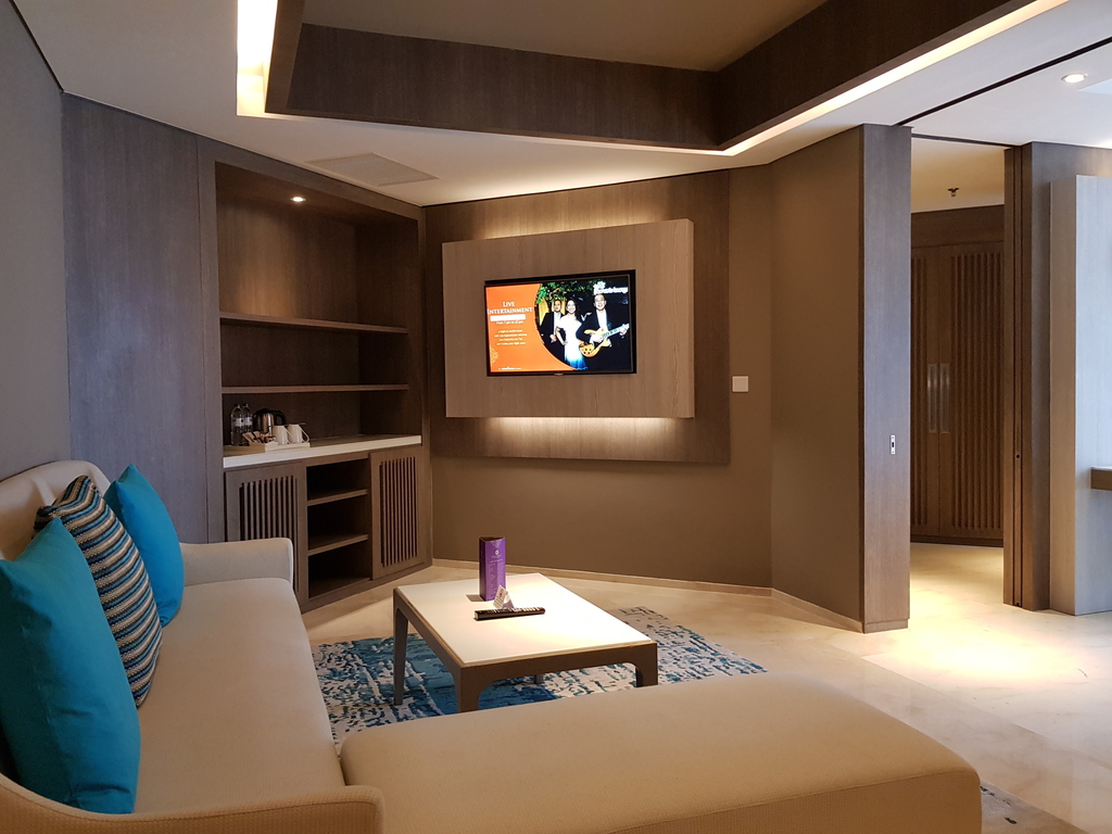 Business Suite with 1 King Size Bed - Living Room