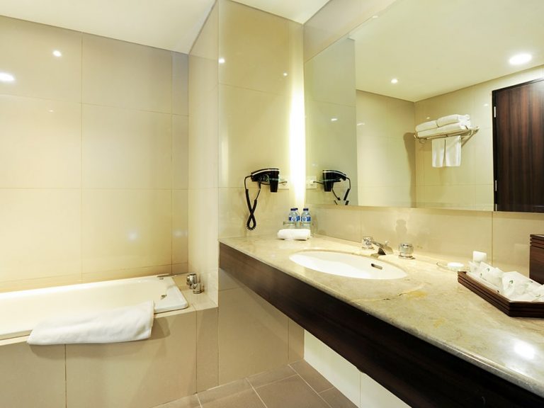 Deluxe Suite Bathroom