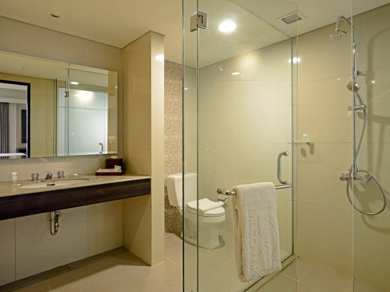 Deluxe room bathroom